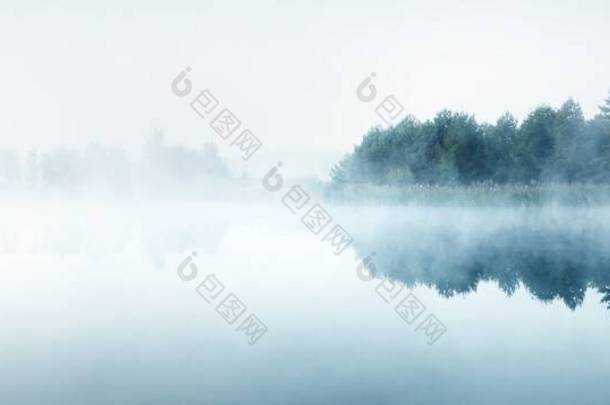 在浓密的白雾中,森林湖中风景如画.对水的反思。黑暗的大气景观。秋天的季<strong>节</strong>自然、生态、环境保护、生态<strong>旅游</strong>