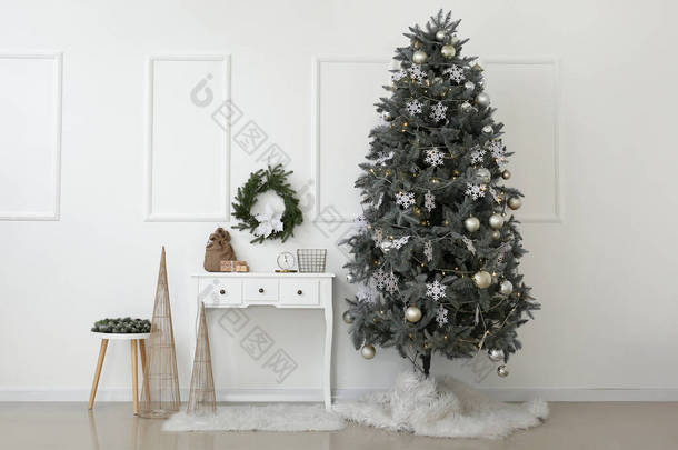室内有圣诞树和白墙附近的装饰
