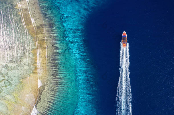 海上快艇。阳光明媚的日子,豪华浮船在蓝色水面上的空中风景.有摩托艇在海湾的<strong>海景</strong>。旅行和度假形象