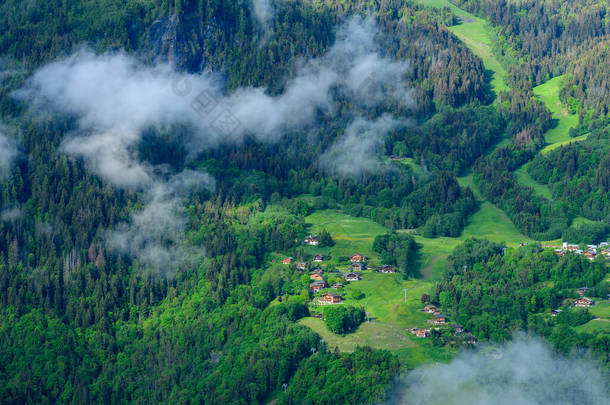 这张风景画是夏天在欧洲，在法国，在阿尔卑斯山，在沙门尼克斯拍摄的。我们看到乡村上空的云彩，看到阳光下的青翠森林，向着勃朗峰地块的莱斯胡舍飞去.