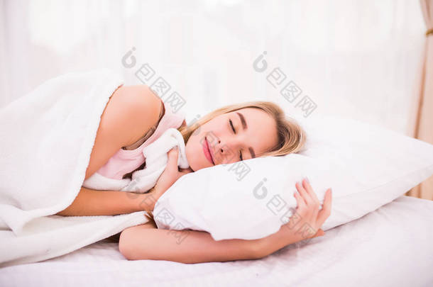 温柔可爱的年轻女子，躺下睡在床上的长长的白头发