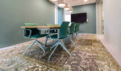 公司会议室的木制会议桌和椅子