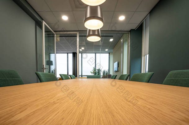 公司会议室的木制会议桌和椅子