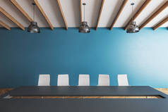 豪华会议室内部，蓝墙上有复制空间。工作场所和生活方式的概念。3D渲染