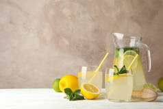 柠檬水和配料在木制桌子上.新鲜饮料