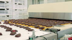 巧克力糖果躺在传送机上.糖果工厂.