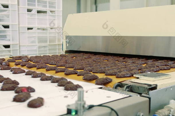 巧克力糖果躺在传送机上.糖果工厂.