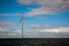 沿着堤坝走到荷兰诺德鲁斯特沃尔德巨大的涡轮机涡轮机巨大的风车公园，弗勒沃兰德的绿色能源风车公园