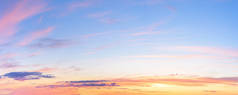 蓝色-粉色日落的全景，布满粉红色的云彩。夕阳西下。为横幅的照片。案文的篇幅