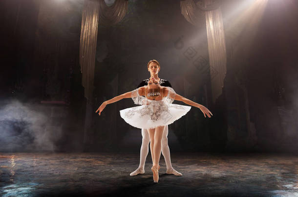 芭蕾。由两名芭蕾舞演员表演的古典芭蕾舞