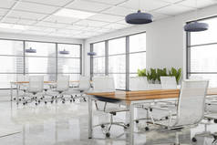 全景会议室的拐角处，有白色的墙壁、混凝土地面、两张有金属椅子的会议室桌子和模糊的城市景观。3d渲染