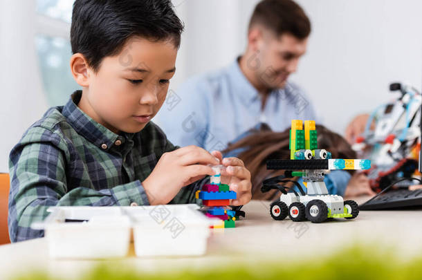 亚洲学童的选择焦点- -与同学、老师相近的积木造型机器人 
