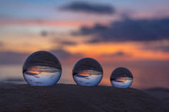 三个有三种尺寸的透明水晶球是球体，显示了球体的海景景观
