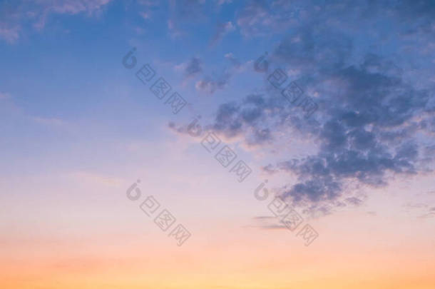 夕阳西下,晴朗的蓝天闪烁着粉色的云彩.紫色的云彩