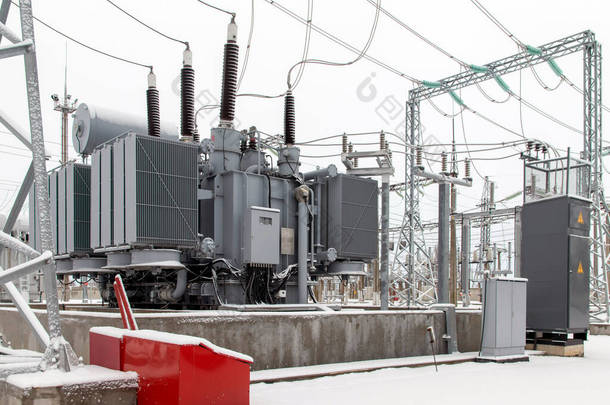 冬季高压室外变电站的电力变压器.