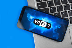 智能手机支持新的Wi-Fi 7现代技术。通信、互联网连接概念背景 