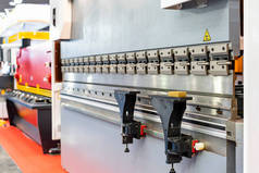 工业化生产中金属板材成形自动化高精度Cnc液压压弯机上移弯刀或冲模与定模的闭合