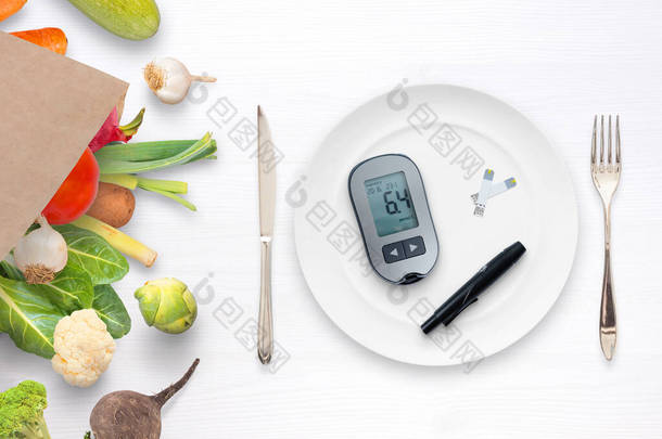 血糖计，带有带的盘子概念。<strong>袋子</strong>里有健康的食物和蔬菜.健康饮食和糖尿病控制的概念 