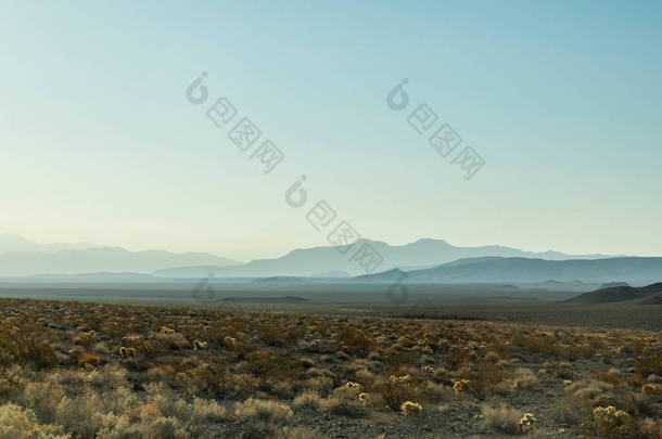 死亡谷附近的晨景，<strong>美国西部</strong>有岩石和灰尘.