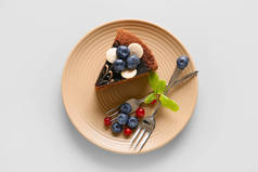 配上美味的巧克力蛋糕和浅色的浆果