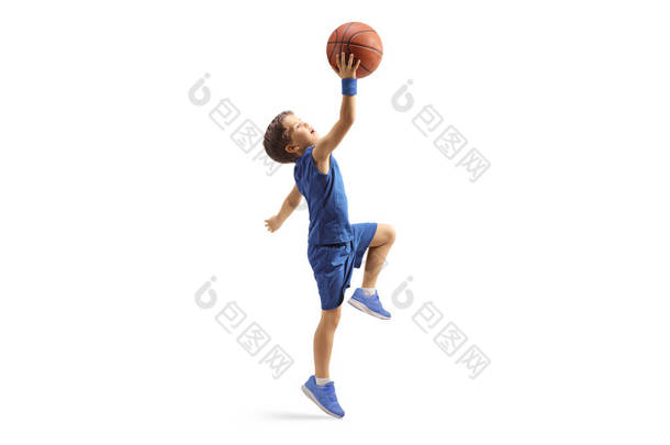一个穿着蓝色<strong>球衣</strong>的男孩和一个被白色背景隔离的<strong>篮球</strong>一起跳的全身像照片