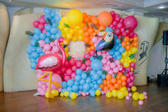 节日背景装饰信件说一个和彩色气球在工作室。婴儿生日主题与火烈鸟。小男孩儿烘焙粉碎第一年的概念。生日问候。糖果吧.