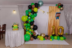 婚礼拱门由五彩缤纷的充气气球制成.孩子们聚会的庆祝活动。用气球做成的拱形