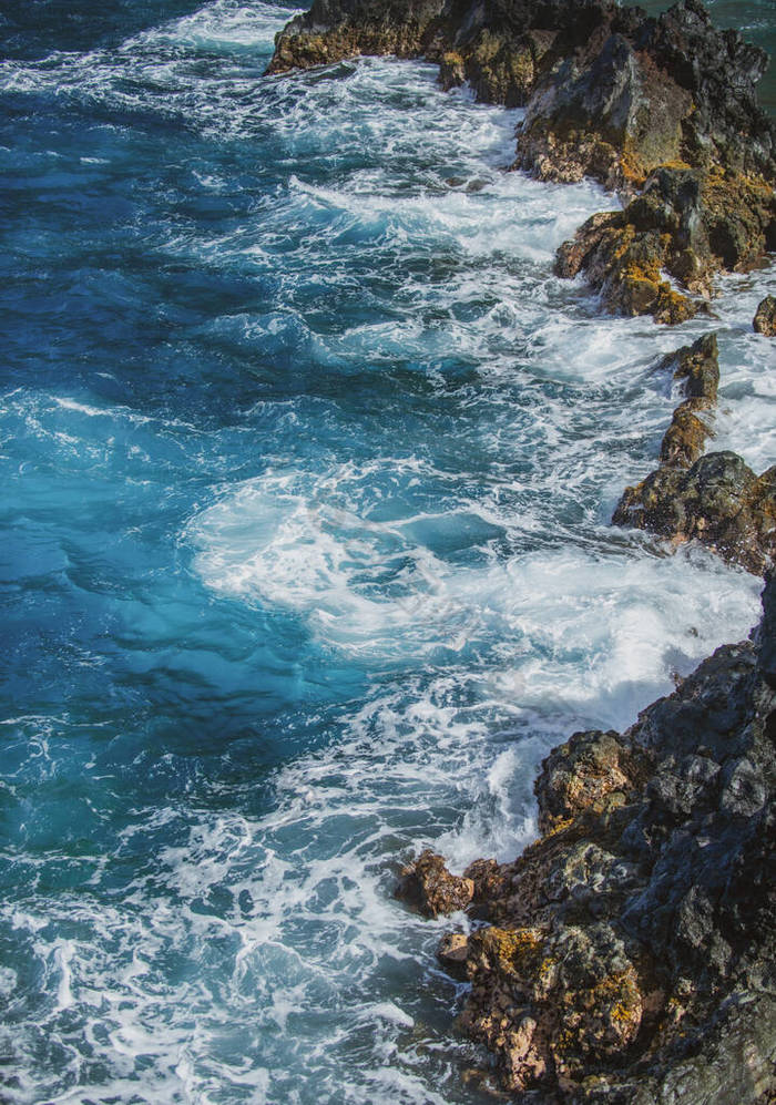 海滩上波涛汹涌,岩石丛生的景象.夏威夷红沙海滩毛伊岛.