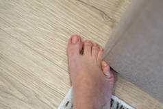 女人用小脚趾撞家具.家里发生的事小指小指受伤