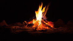 晚上营火燃烧红色的热