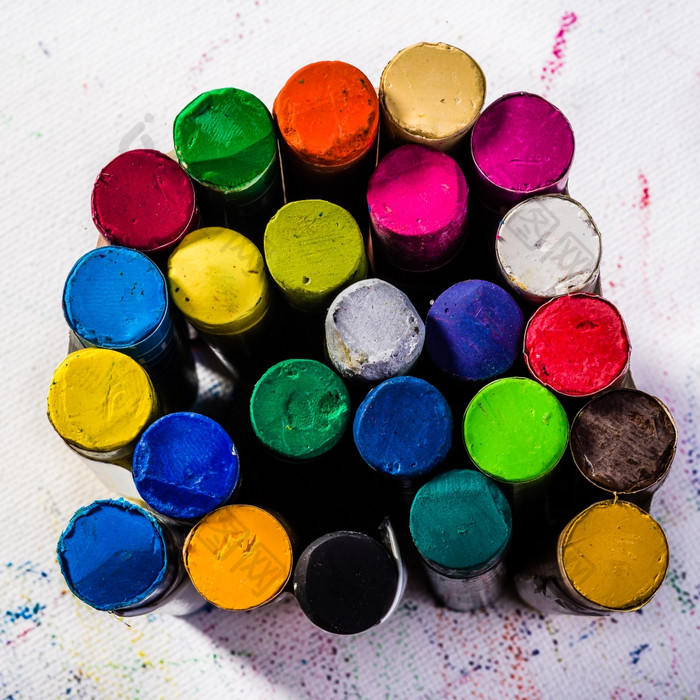 多颜料石油彩笔站正确的agroup包而且位于白色艺术纸那有被标志着所有在的彩色石油彩笔