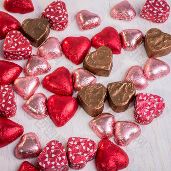 许多心形状的巧克力色彩斑斓的包装传播出在表格的最大哪一个有标签那说爱你