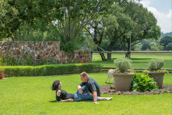 夫妇坐的草坪上他们的花园享受的不错的夏天天气而聊天每一个其他