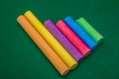 六个块粉笔各种各样的大小而且不同的颜色谎言下一个每一个其他直行绿色背景查看角