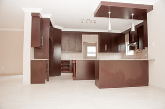 <strong>品牌</strong>新设计师厨房黑暗棕色（的）木新房子与平铺的地板上和白色天花板