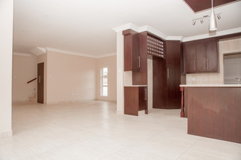 视图开放计划厨房新构建房子位于正确的下一个的生活区域