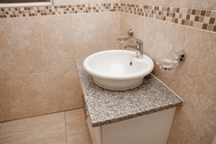 白色轮盆地定位白色花岗岩超过构建橱柜内部浴室那平铺的与光棕色（的）陶瓷瓷砖从前底品牌新首页