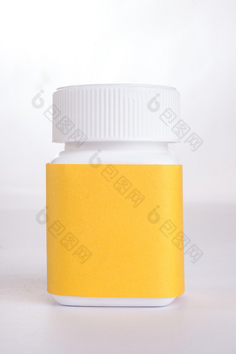 白色塑料胶囊持有人与黄色的标签白色背景