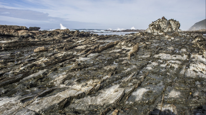 层岩石扩展出的海洋的风暴河口的西方角南非图片