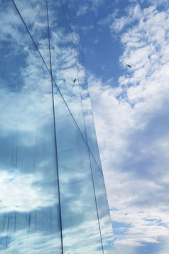 云而且蓝色的天空反射玻璃摩天大楼反射