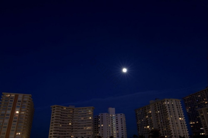 夜间在堡劳德黛尔城市佛罗里达夜间图片