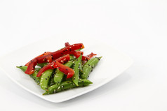 糖提前豌豆沙拉与配菜红色的胡椒片黑色的而且白色芝麻种子而且石油沙拉酱白色板白色背景复制空间
