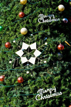 圣诞节树与球而且明星装饰