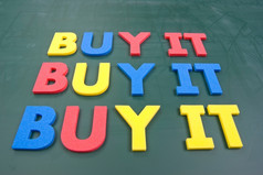 买色彩斑斓的单词黑板上市场营销概念
