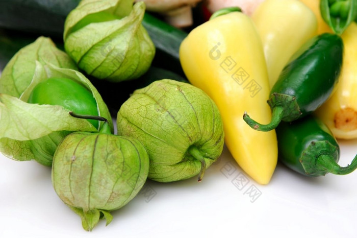 黄色的而且绿色辣椒辣椒与新鲜的粘果酸浆成分为萨尔萨舞白色背景粘果酸浆和辣椒辣椒