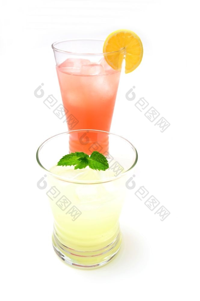 两个眼镜柠檬水一个粉红色的而且的其他黄色的与片柠檬而且用钉子钉上薄荷叶粉红色的和黄色的柠檬水