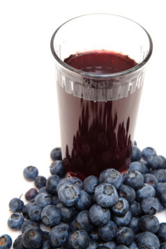 蓝莓是好源抗氧化剂清晰的玻璃与浆果汁与浆果所有周围白色背景健康的蓝莓汁
