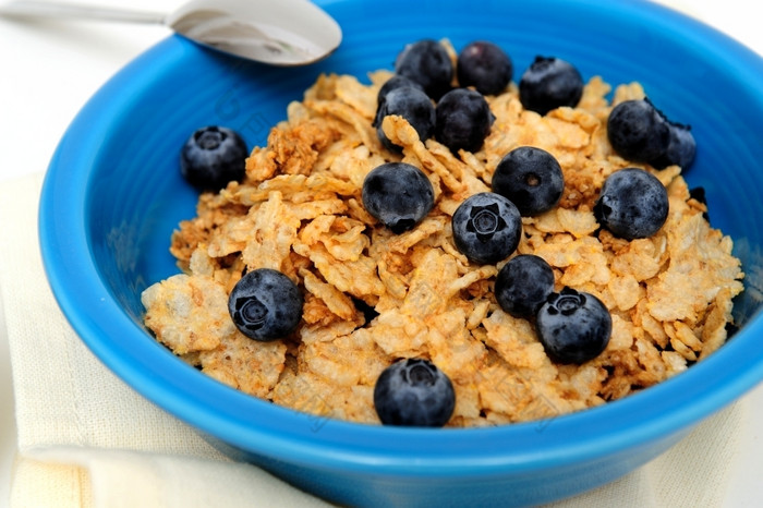 蓝莓和麦片特写镜头碗冷早餐麦片与新鲜的蓝莓白色背景
