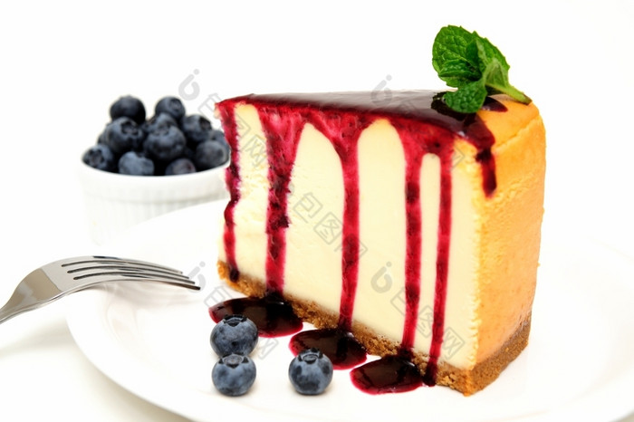 芝士蛋糕和蓝莓平原芝士蛋糕与蓝莓酱汁倒在的前与新鲜的浆果的板下一个的蛋糕而且超过与薄荷叶