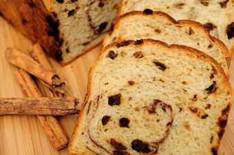 葡萄干面包特写镜头片葡萄干肉桂面包与片铺设出显示的细节的片包括的葡萄干